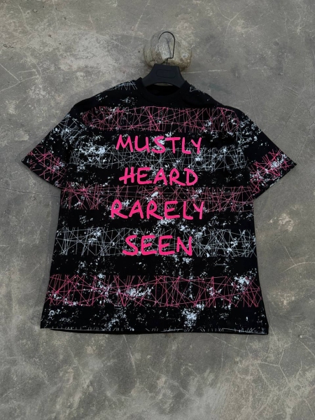 تیشرت آستین کوتاه طرحدار Mustly Heard مشکی صورتی