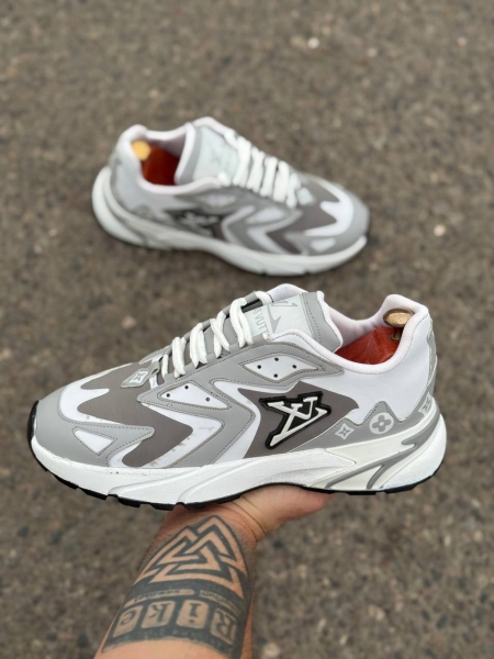 کتونی اسپرت نوشته مشکی LV سفید طوسی