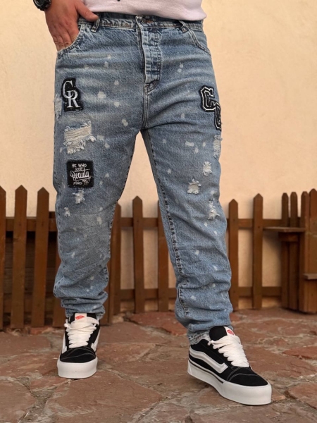 شلوار جین مام فیت رنگ پاشیده زاپدار طرح CR آبی روشن