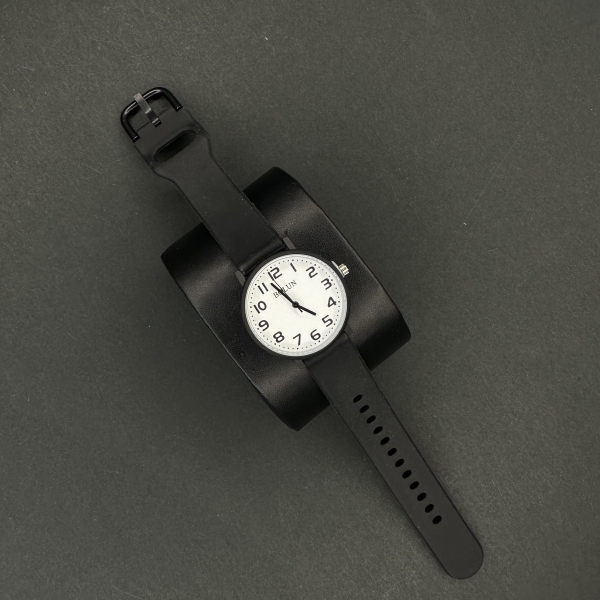 بلون زنانه دایره ای عدد دار قاب مشکی صفحه سفید بند مشکی