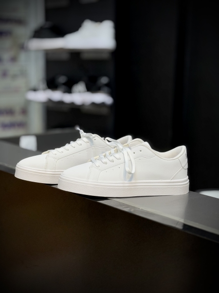 ونس برشکا تمام سفید